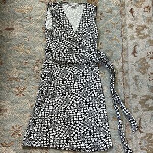 DVF Black & White Star ⭐️ Wrap Dress Size 4